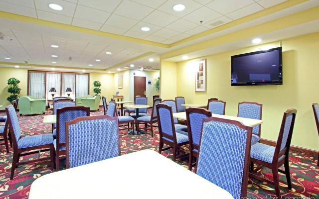 Holiday Inn Express Richmond Airport by IHG