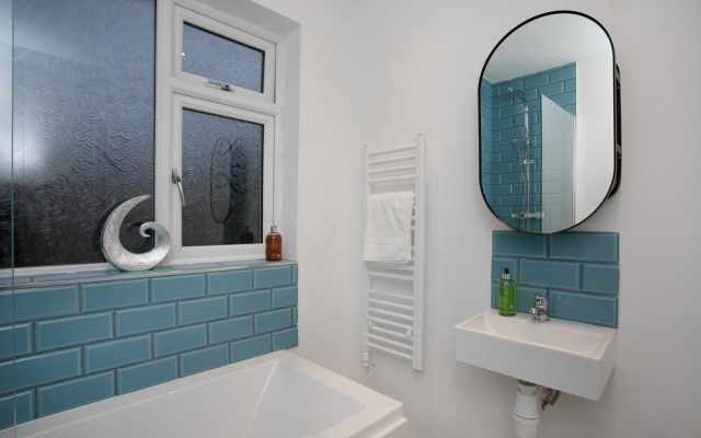 Convenient 3 Bedroom House With Parking