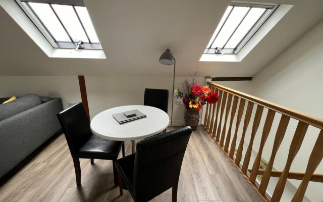 Delightful 1 bedroom Split-Level Apt in Glastonbury Town Centre