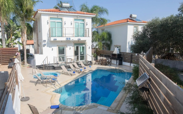 Villa Naomi, Beautiful 4bdr Central Protaras Villa with Private Pool