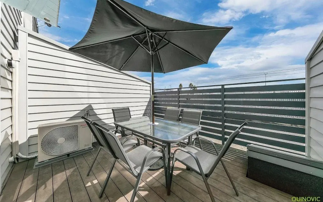 Parnell Gem w/ Balcony & Parking Near Arena