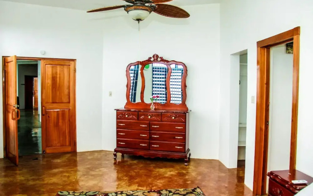 Sunshine Lodge- Your Home Away From Home