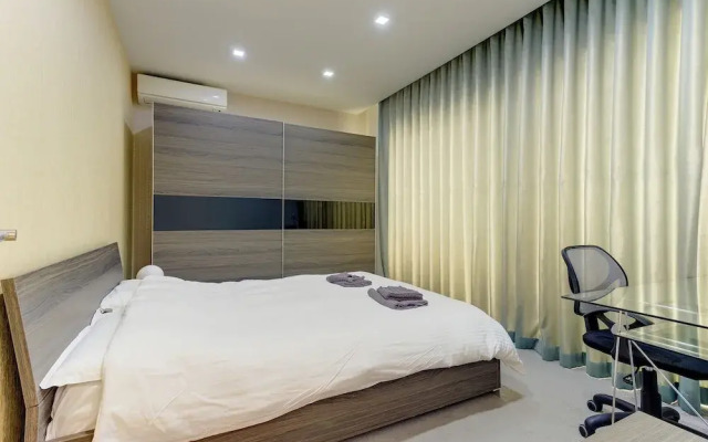 Luxury Apt with Side Sea Views & Pool, Top Location