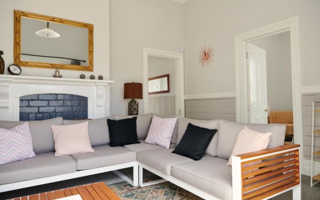 Sun Seeker's Cottage - Napier Holiday Home – Guest Rooms – Napier
