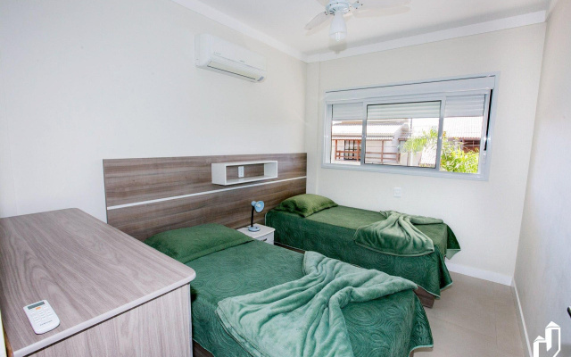 Apartamento com 03 dormitórios meia quadra do mar