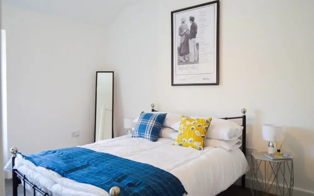 Bright 2 Bedroom Home in Old Town Centre