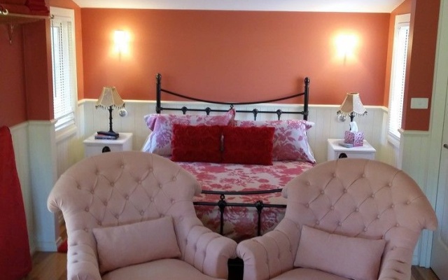 Bella Rouge Cottage – Guest Rooms – Bright