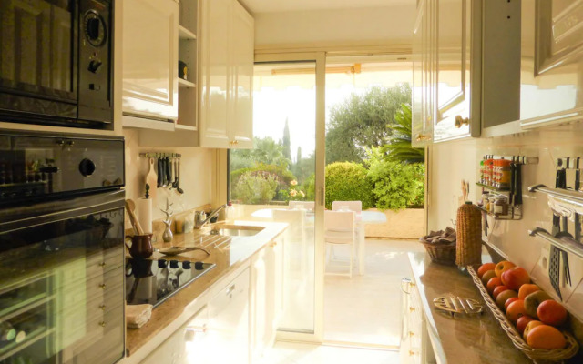 Vacation apartment with large private terrace and community pool, Cannes