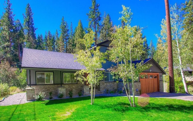 Creek Side Summit 4 Bedroom Home by RedAwning