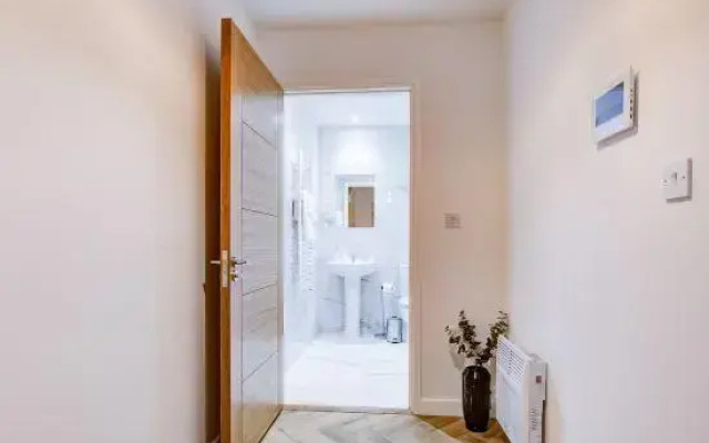 Hybrid Resi - Mitcham Close to Tooting and Wimbledon