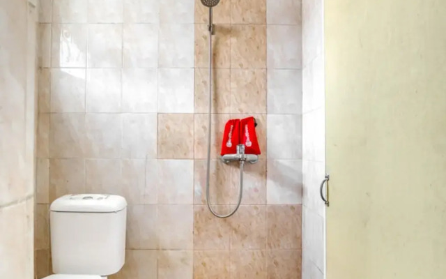 RedDoorz Plus near RSUD Dr. Pirngadi Medan 2