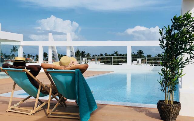 Ducassi Suites Rooftop Pool Beach Club & Spa