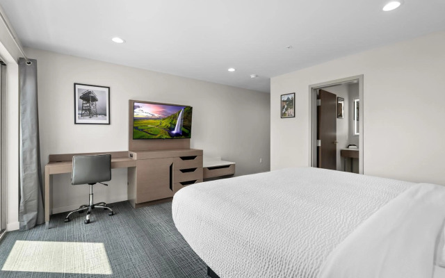 Cedar Street Hotel and Suites