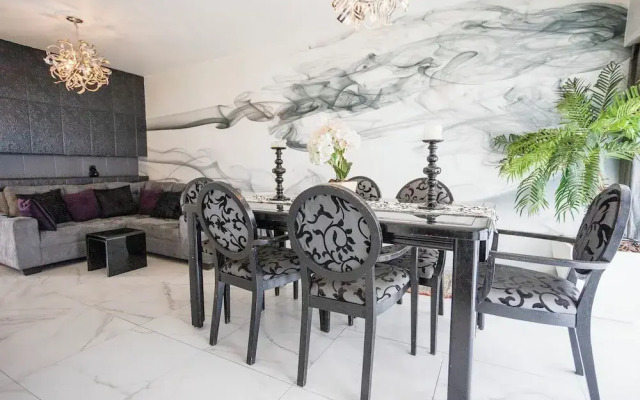 Chic Condo with Gym & Private Roof