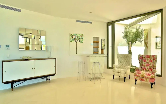 Modern Holiday Home With Vast Terracing
