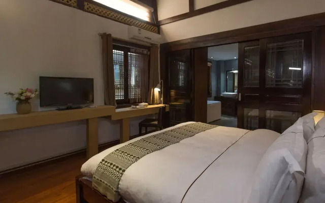 Junboxuan Riverside Courtyard