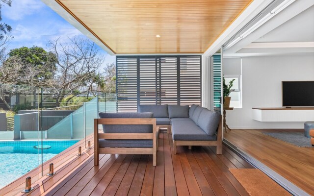 Exceptional Mooloolaba Beach Apt-Beach01
