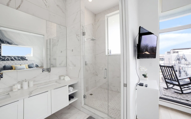 Stunning 4BD Penthouse in Ukrainian Village