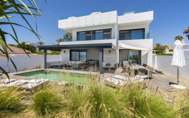 21220 Breath Taking Front Line Beach Villa