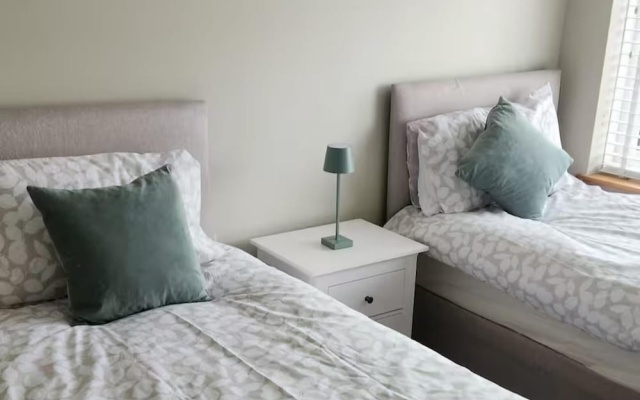 House Sleeps 4 With Garden and Parking