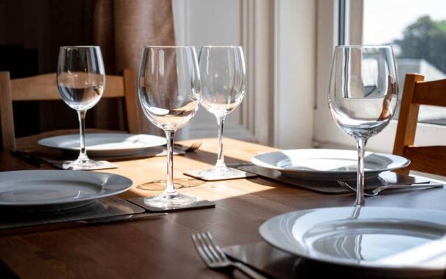 Bright, Spacious West-End Flat, Near University