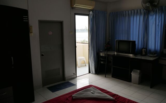 Phuttipong Apartment