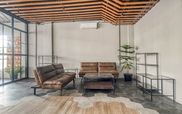 RedDoorz Plus near Gandaria City Mall 2