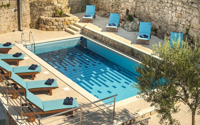 California Apartments III