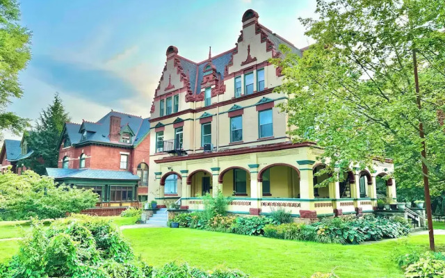 The Elliott Hotel at Highland Park