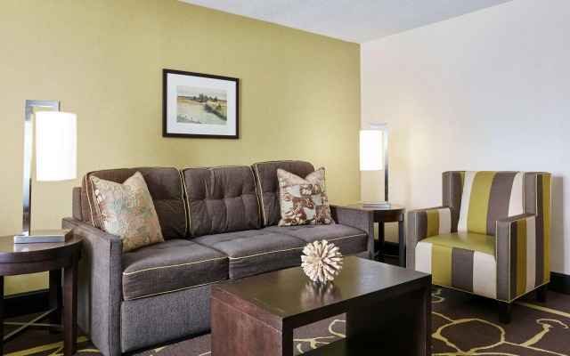 DoubleTree by Hilton Charlotte Gateway Village