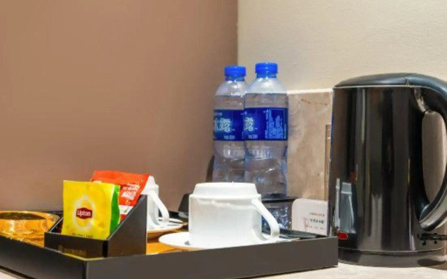 Homeinn Plus Hotel (Guiyang Qianlingshan Park Yan'an West Road Subway Station)