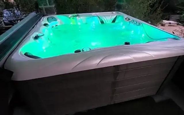 Le Mas Des Roches Jacuzzi Privatif (Adults Only)