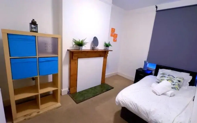 Spacious House- Parking, Garden & Central Location