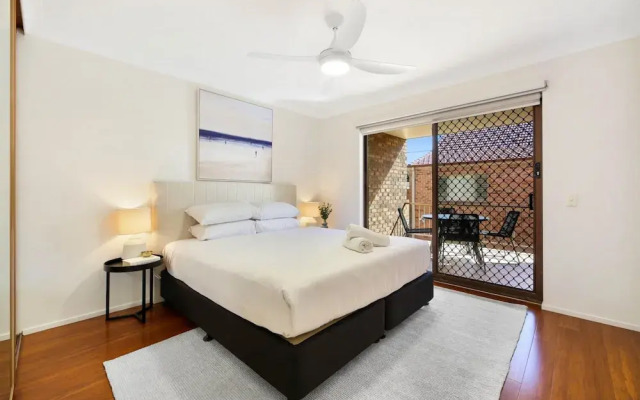 Coastal 2-bed With Balcony, 200m From Beach