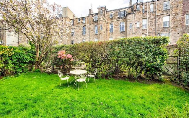 Quiet Mews House With Parking And Garden