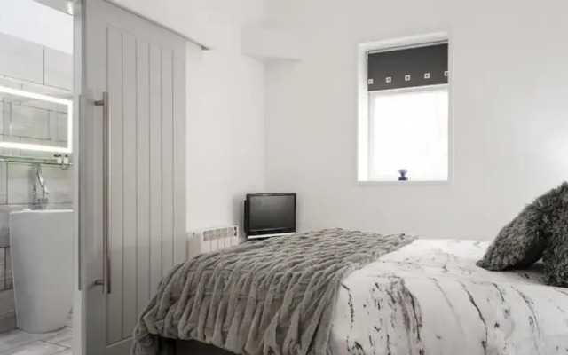 Sandybanks - Stylish apartment on Torquay promenade