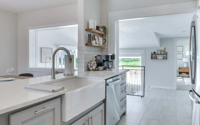 Lakeland Retreat w/ Private Pool & Yard Games!
