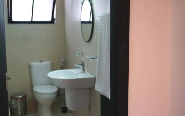 Inspiring 3Bed Unit with Sunny Balcony & Fireplace