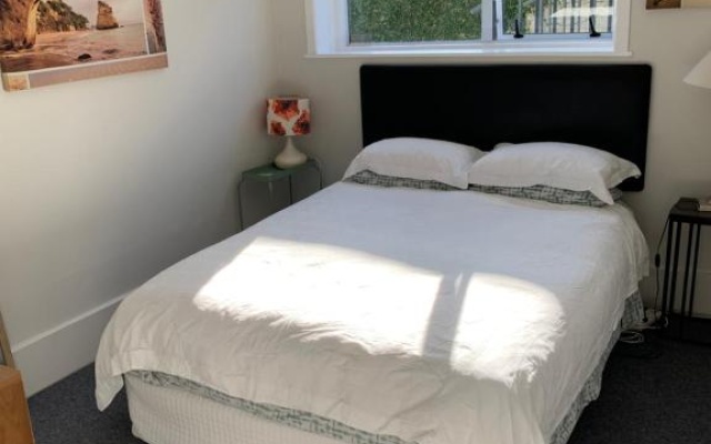 Beside the sea, park up and relax - Just 20 steps to the beach - Wi-Fi & Linen – Guest Rooms – Whitianga
