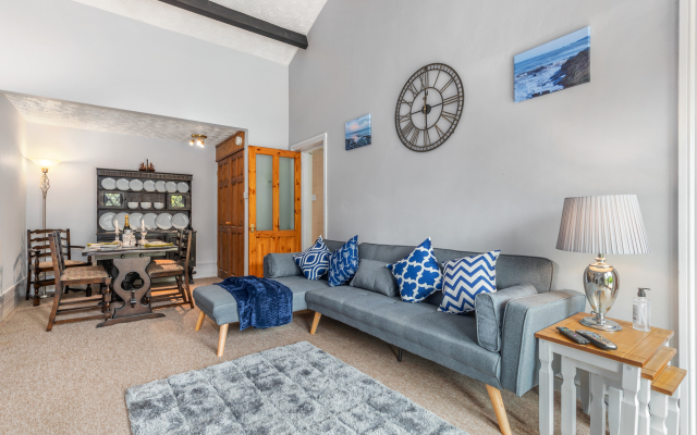 The Hollies - Short Walk to Beach, Peaceful Location, Parking