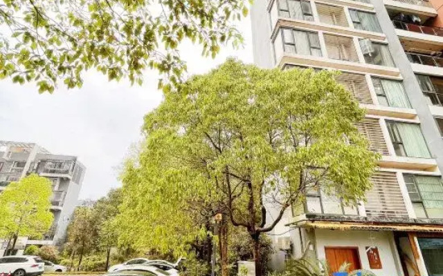 Weary people go back home