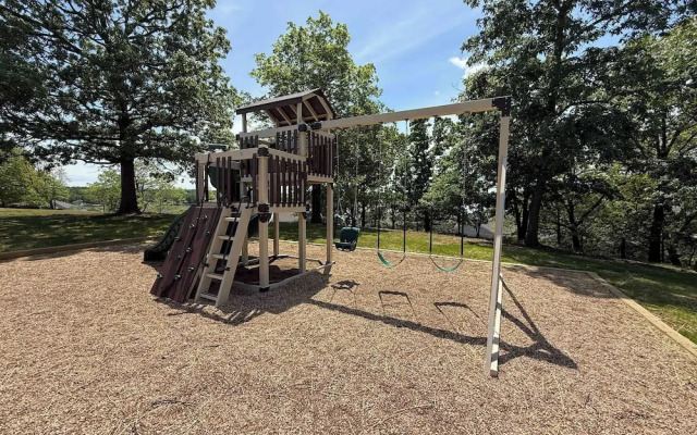 Lazy L at the Lake Chic 3 BDR Condo w/ Boat Slip