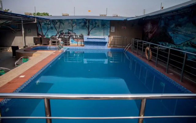 Emmy Hotel And Suites