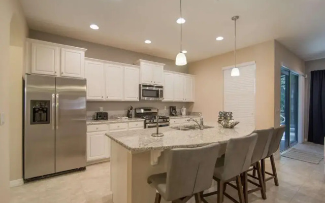 4970 Trafalgar Village