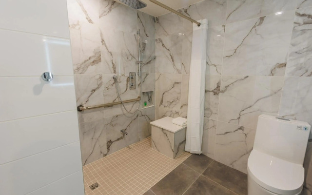 Travelodge by Wyndham Hotel & Convention Centre Quebec City