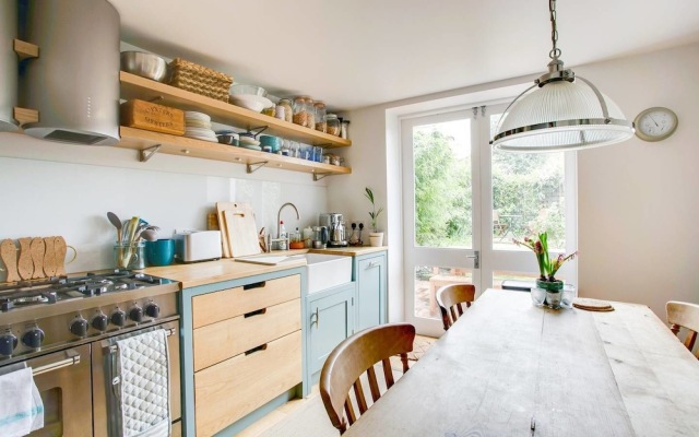 Beautiful 2 BED Garden Apartment