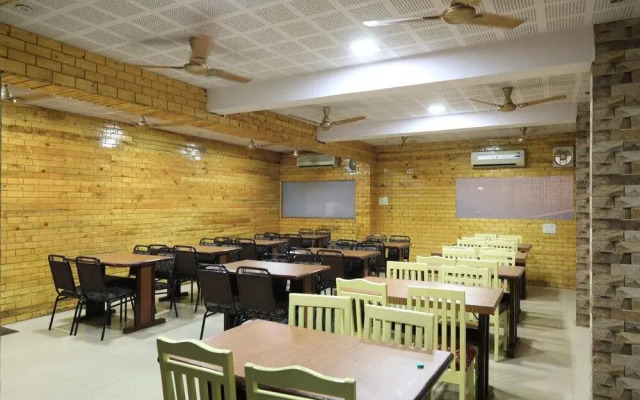 OYO Flagship 42122 Hotel Rahul