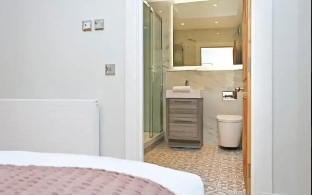 JOIVY Newly Refurbished Apartment on the Historic Royal Mile