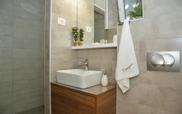 Fifi apartment w. parking in old town