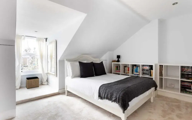 Bright Maida Vale Apartment